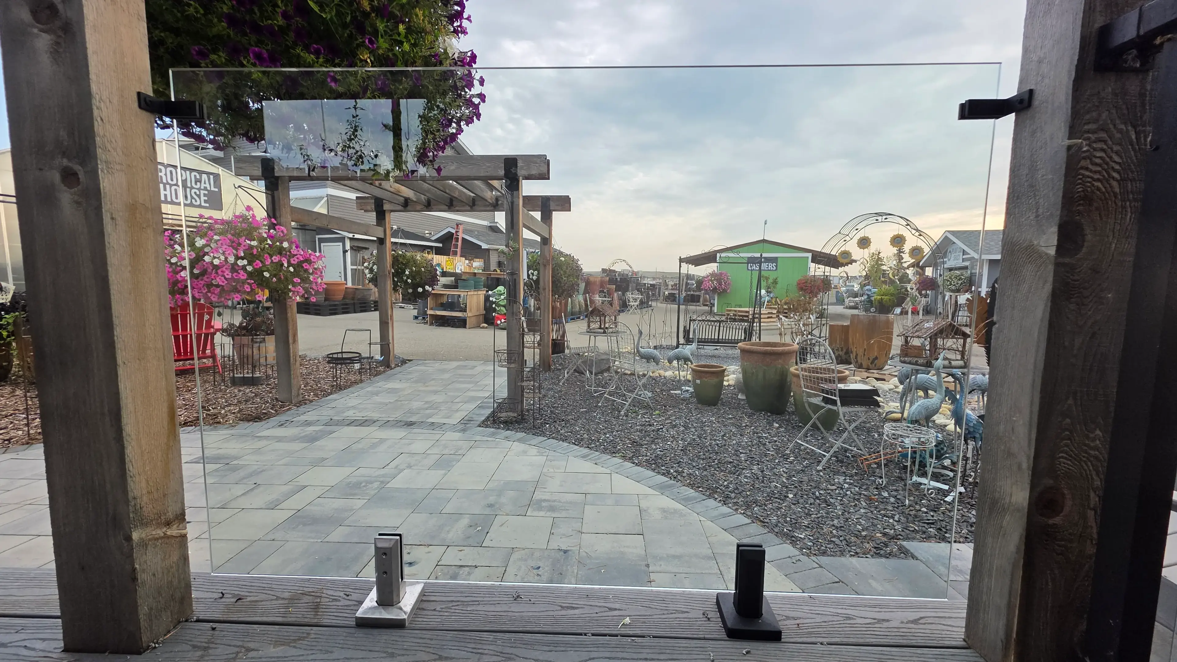 Glass spigot railing on an outdoor balcony